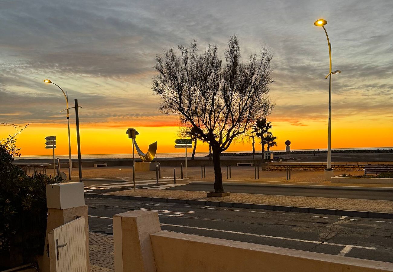 Appartement à Valras-Plage - Terrasse sur la Méditerranée, trois étoiles 