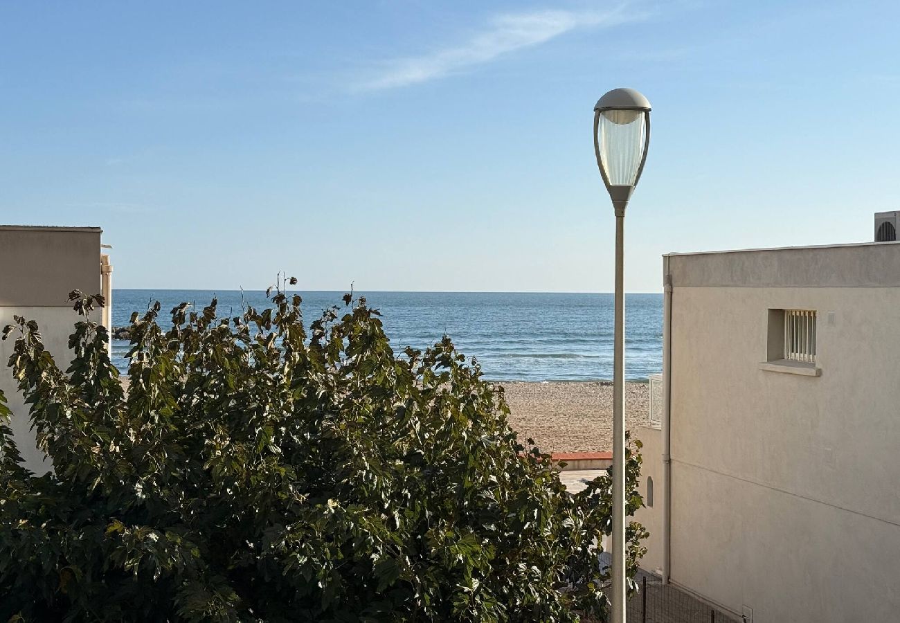 Appartement à Valras-Plage - Vue Mer et Plage à Vos Pieds  Appartement Lumineux