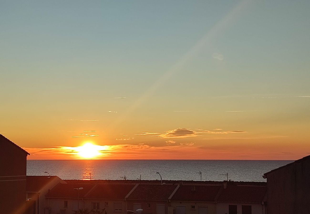 Appartement à Valras-Plage - Duplex Aéré avec Vue Mer À Deux Pas de la Plage